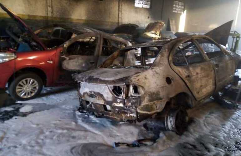 Imagen de Se incendiaron autom&oacute;viles en un taller mec&aacute;nico de General Lagos