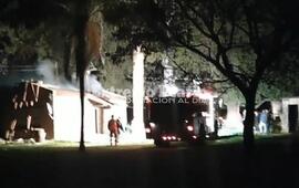 El incendio se registr&oacute; anoche. Bomberos trabaj&oacute; en el lugar junto a Protecci&oacute;n Civil