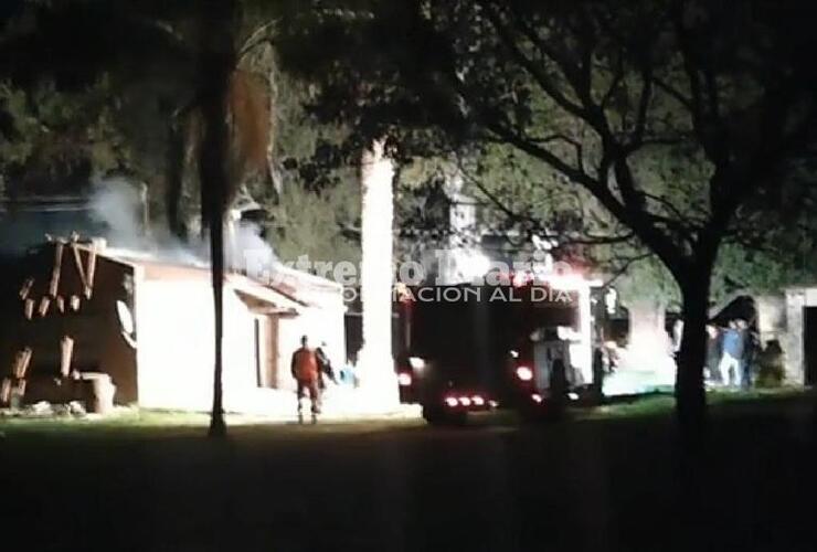 El incendio se registró anoche. Bomberos trabajó en el lugar junto a Protección Civil