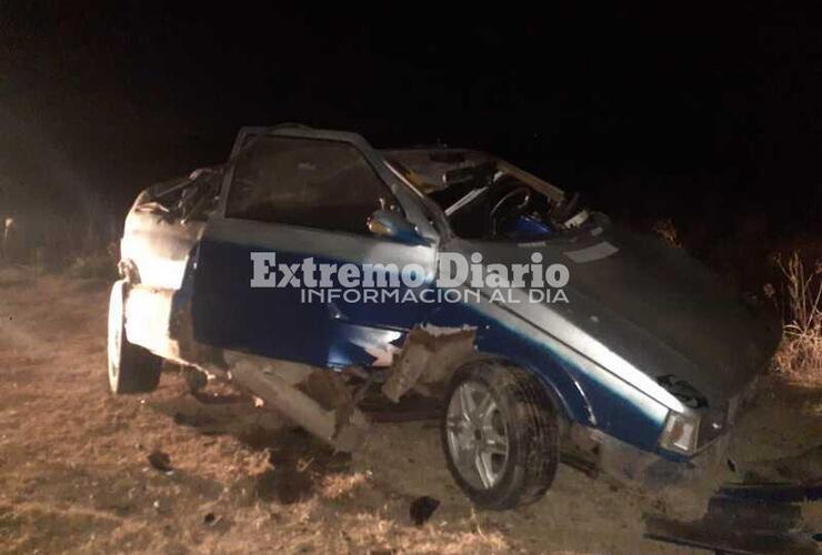 El coche supuestamente estaba estacionado, piensan que alguien lo chocó y lo arrastró varios metros antes de quedar así. Estaba sin ocupantes.