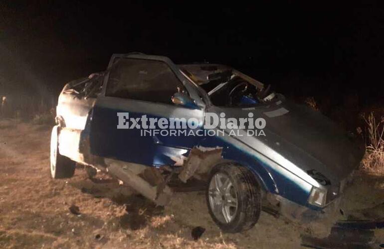 El coche supuestamente estaba estacionado, piensan que alguien lo chocó y lo arrastró varios metros antes de quedar así. Estaba sin ocupantes.