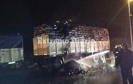 Tres dotaciones de bomberos trabajaron en el lugar.