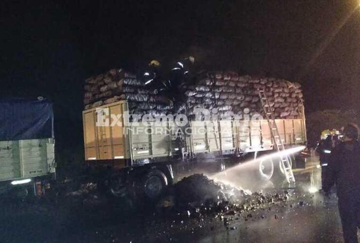 Tres dotaciones de bomberos trabajaron en el lugar.