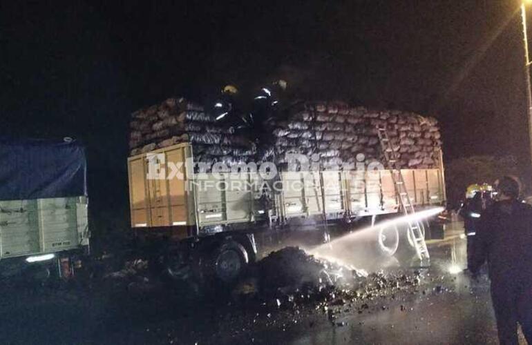 Tres dotaciones de bomberos trabajaron en el lugar.