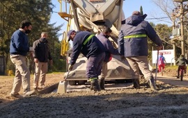 Imagen de Se contin&uacute;a sumando hormig&oacute;n para la pavimentaci&oacute;n de la calle Don Orione, camino a La Costa.