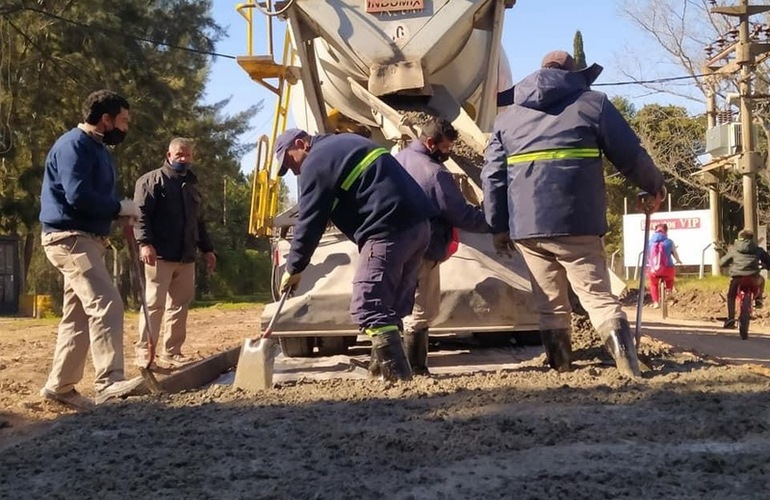 Imagen de Se continúa sumando hormigón para la pavimentación de la calle Don Orione, camino a La Costa.
