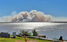 Recientes incendios en las islas entrerrianas frente a Villa Constituci&oacute;n. Foto: Twitter @ProfetaReynaldo.