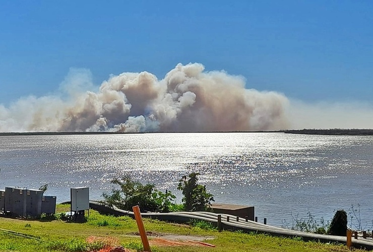 Recientes incendios en las islas entrerrianas frente a Villa Constitución. Foto: Twitter @ProfetaReynaldo.