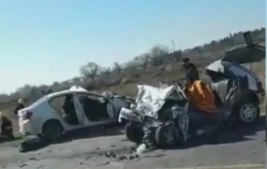 Imagen de Fallecieron tres personas tras chocar dos autos en la AO-12