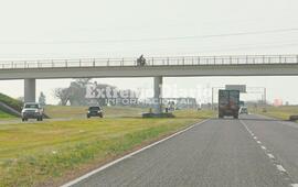 Imagen de Piden iluminaci&oacute;n en el puente de acceso a la autopista