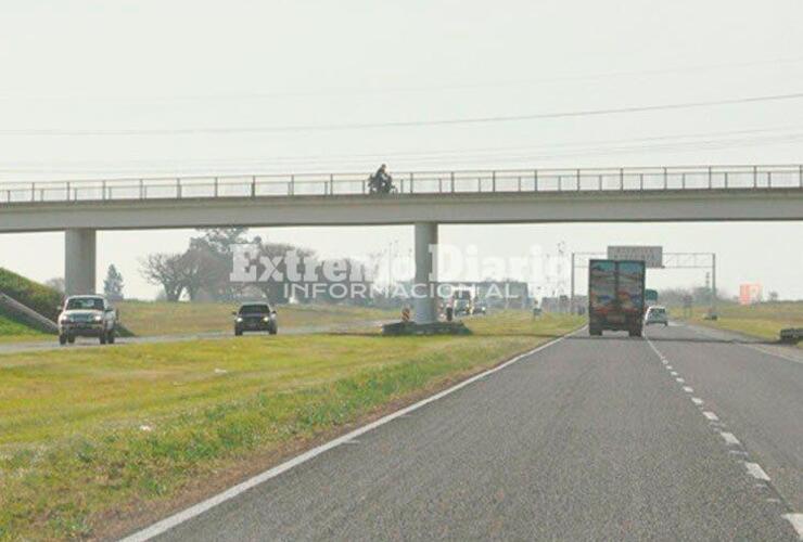 Imagen de Piden iluminación en el puente de acceso a la autopista