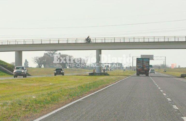 Imagen de Piden iluminación en el puente de acceso a la autopista