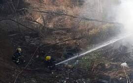 Imagen de Bomberos Voluntarios de Arroyo Seco y de otras localidades, acudieron a un incendio en una cava de basura