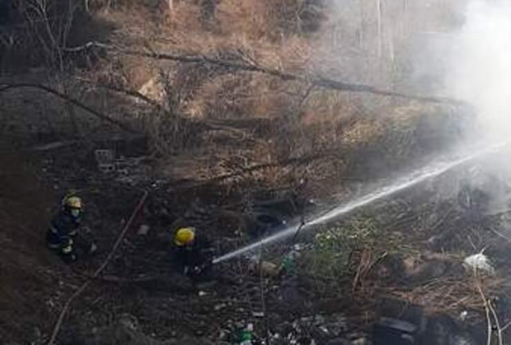 Imagen de Bomberos Voluntarios de Arroyo Seco y de otras localidades, acudieron a un incendio en una cava de basura