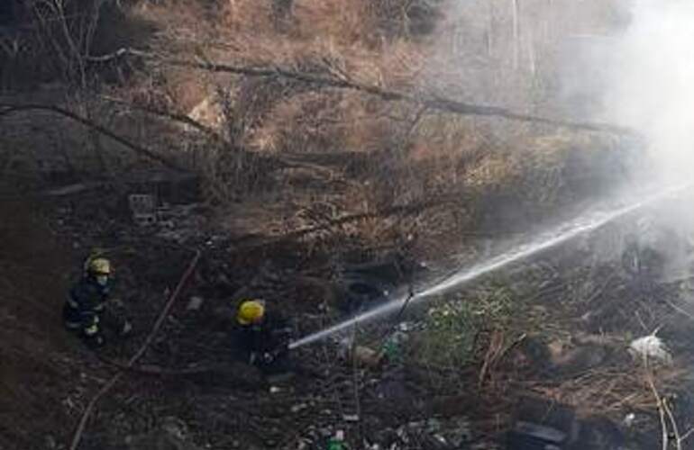Imagen de Bomberos Voluntarios de Arroyo Seco y de otras localidades, acudieron a un incendio en una cava de basura