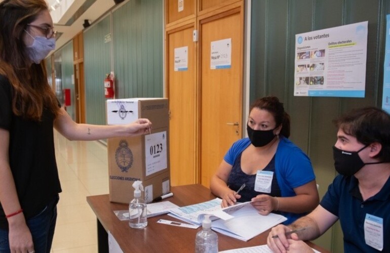 Imagen de Aconsejan chequear lugares de votación porque habrá cambios para priorizar espacios abiertos