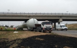 Imagen de Un cami&oacute;n cisterna qued&oacute; atascado en un puente de la autopista Rosario-Santa Fe