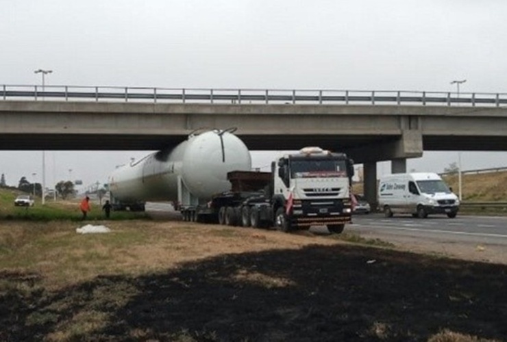 Imagen de Un camión cisterna quedó atascado en un puente de la autopista Rosario-Santa Fe