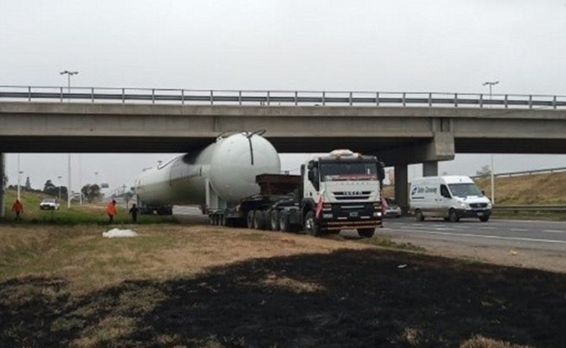 Imagen de Un cami&oacute;n cisterna qued&oacute; atascado en un puente de la autopista Rosario-Santa Fe