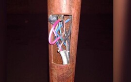 Cables sueltos en una plaza llena de chicos en V.G.G&aacute;lvez. (El Tres)