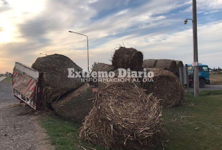 Imagen de Camionero sufrió imprevisto y volcó parte de la carga