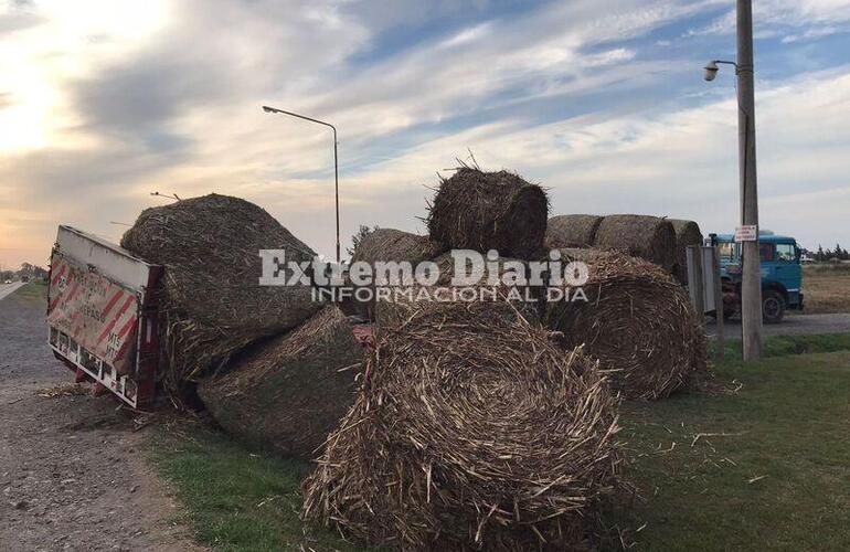 Imagen de Camionero sufrió imprevisto y volcó parte de la carga