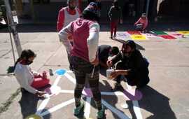 Clases de Pl&aacute;stica en el patio de la escuela