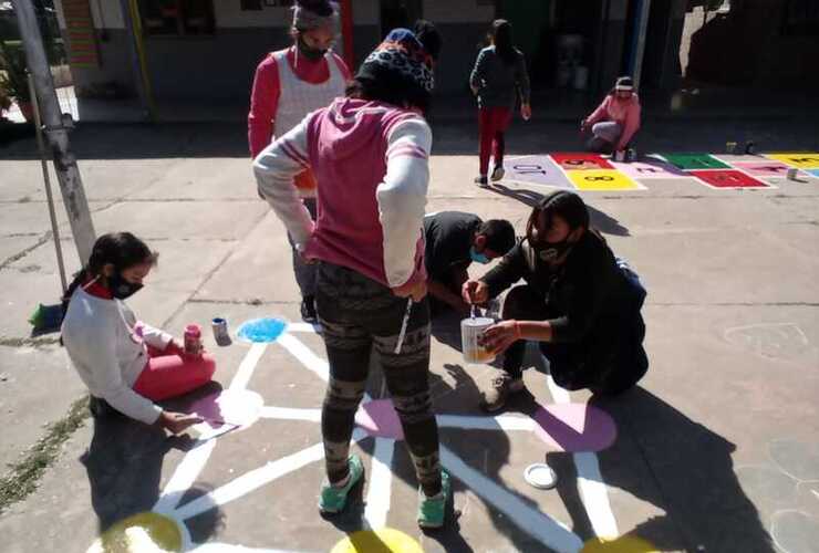 Clases de Plástica en el patio de la escuela