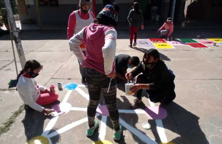 Clases de Plástica en el patio de la escuela