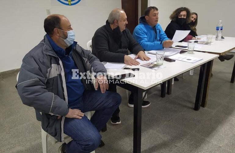 Mario D&iacute;az junto a parte de la comisi&oacute;n directiva