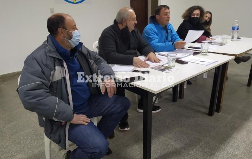 Mario D&iacute;az junto a parte de la comisi&oacute;n directiva
