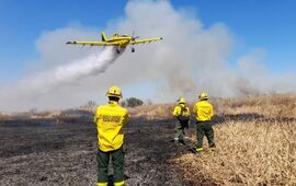 Imagen de Aviones agr&iacute;colas combaten los focos de incendio en Santa Fe
