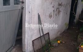 Barretearon la puerta del taller lindero a la vivienda familiar