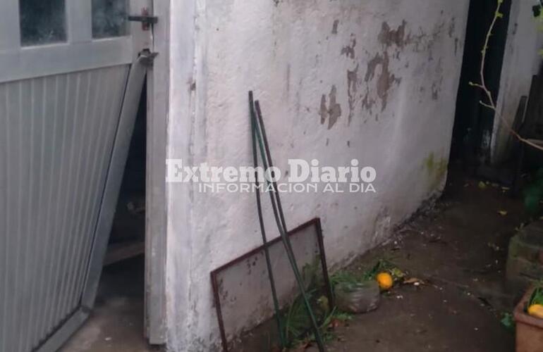 Barretearon la puerta del taller lindero a la vivienda familiar