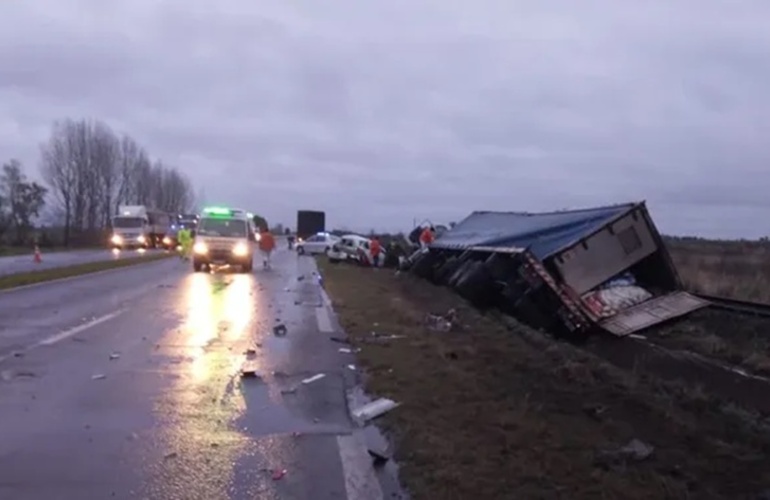 En el siniestro vial intervinieron dos camiones y dos autom&oacute;viles.