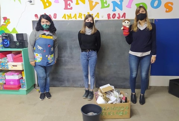 Imagen de Ingenieras ambientales de la Comuna, visitaron la Escuela Primaria Juan Larrea para enseñar sobre la separación de residuos.