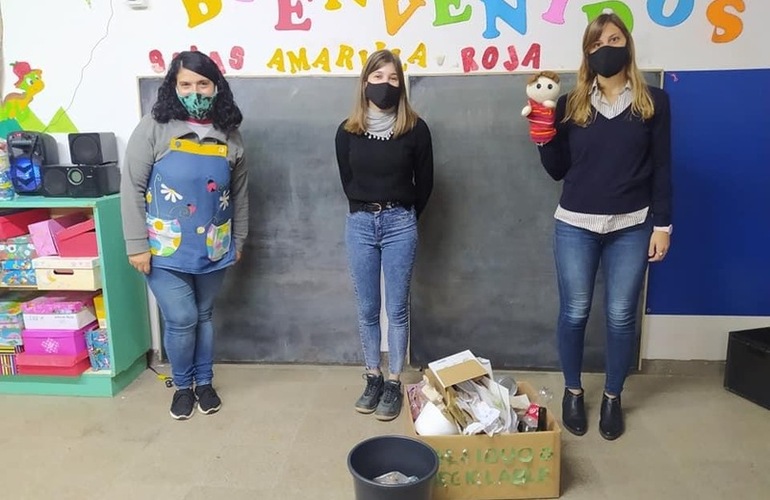 Imagen de Ingenieras ambientales de la Comuna, visitaron la Escuela Primaria Juan Larrea para enseñar sobre la separación de residuos.