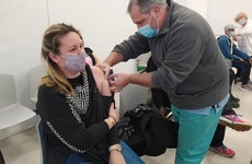 Imagen de Esta semana en el CIC, se aplicaron 600 segundas dosis de AstraZeneca a vecinos/as de la localidad.