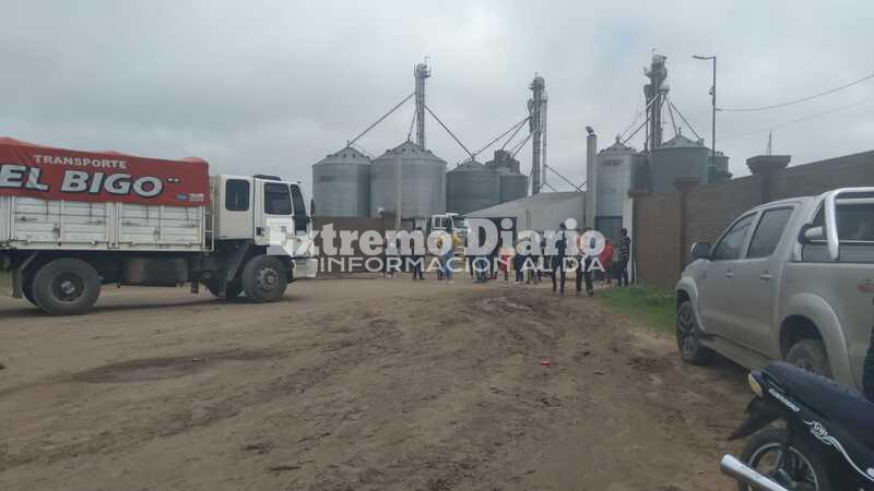 La firma privada y comuna colocaron escorias en el camino.