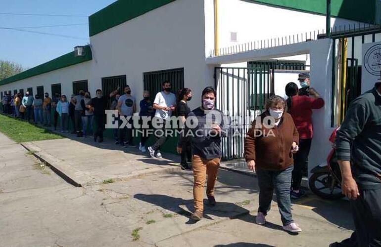 Imagen de Paso 2021: ante el fastidio de los que se iban sin votar, se ampli&oacute; el cupo de ingreso a las escuelas