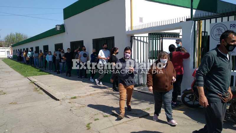 Imagen de Paso 2021: ante el fastidio de los que se iban sin votar, se ampli&oacute; el cupo de ingreso a las escuelas