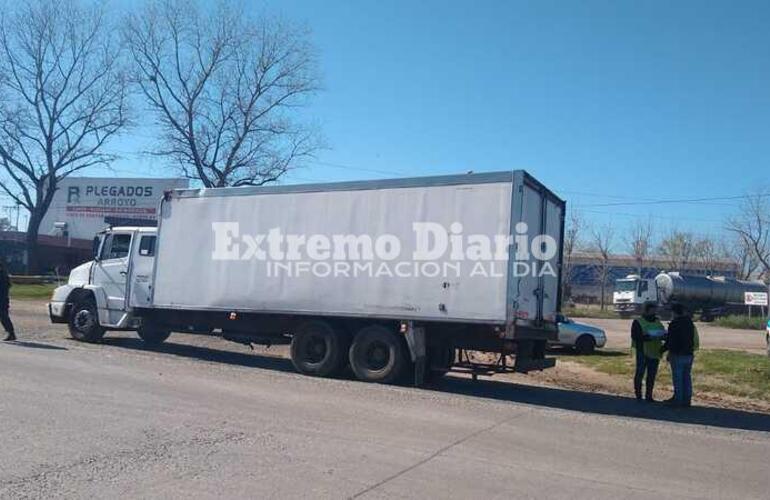 Imagen de Secuestran camión y decomisan mercadería