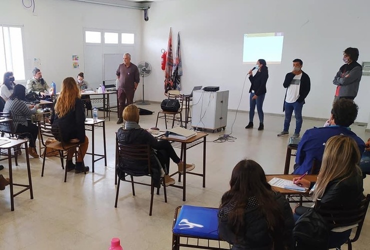 Imagen de La comuna y la ONG Si nos reímos, nos reímos todxs, iniciaron charlas sobre convivencia con docentes de la Esc. Hilario Lagos.