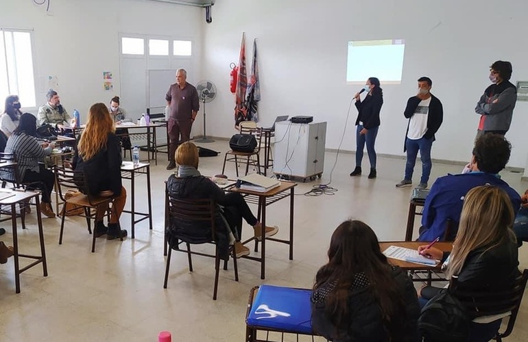 Imagen de La comuna y la ONG “Si nos reímos, nos reímos todxs”, iniciaron charlas sobre convivencia con docentes de la Esc. Hilario Lagos.