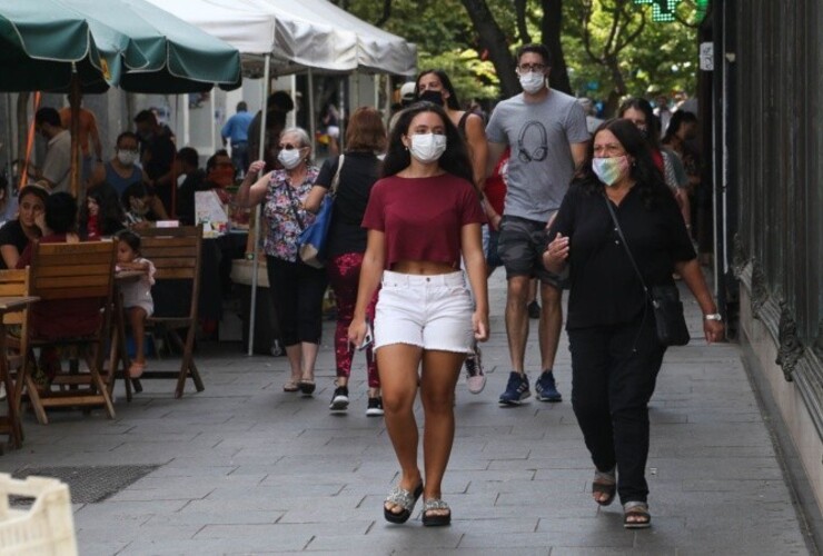 Incluso al aire libre pueden existir riesgos de contagiarse. (Alan Monzón/Rosario3)