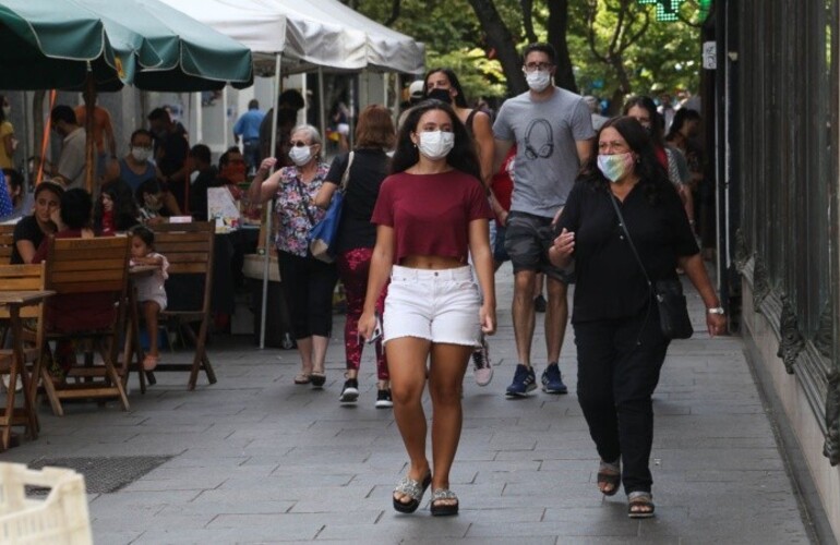 Incluso al aire libre pueden existir riesgos de contagiarse. (Alan Monzón/Rosario3)