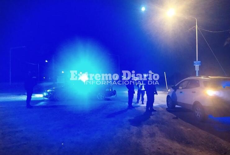 Anoche la policía realizó controles en el ingreso al barrio