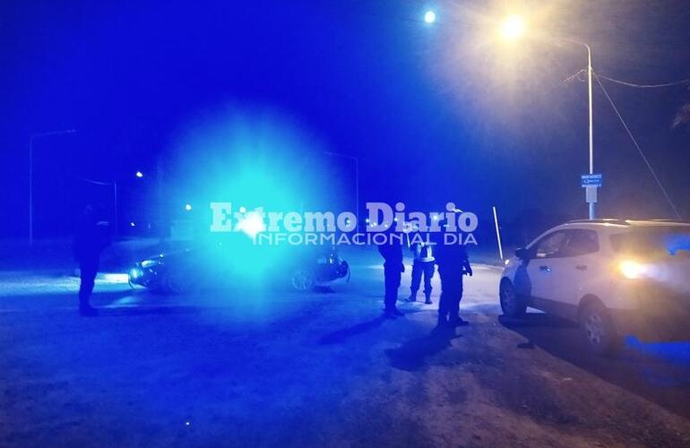 Anoche la policía realizó controles en el ingreso al barrio