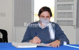 Stangoni firmando el acta de la primera reuni&oacute;n