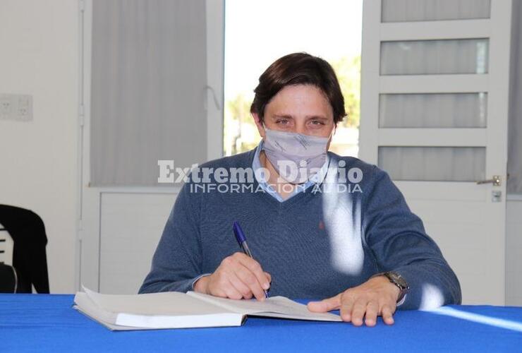 Stangoni firmando el acta de la primera reunión